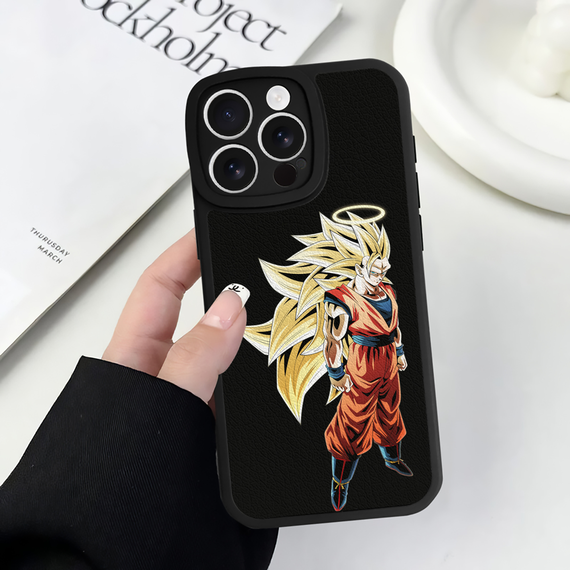 （画像用） ドラゴンボール 孫悟空（そん ごくう）Son Goku カカロット DRAGON BALL Kakarotto 【iPhone 16シリーズ対応】シリコンスマホケース（レザー調） 材質：シリコン